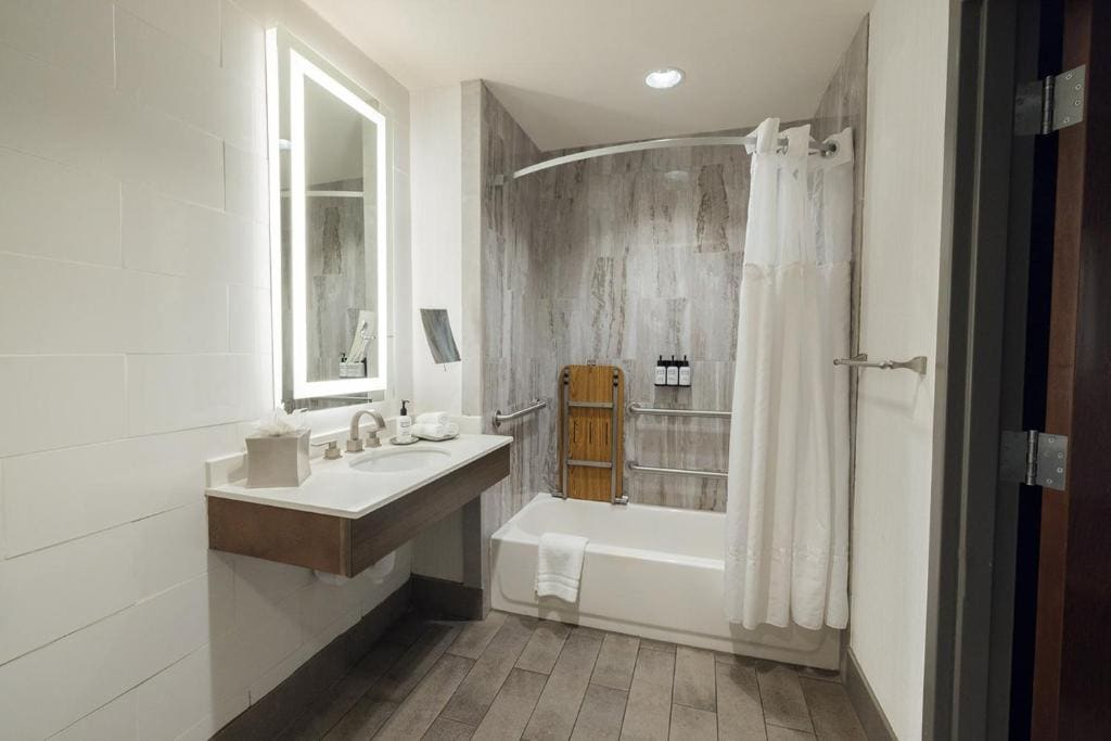 Standard Queen Room with Two Queen Beds and Mobility Accessible Tub room - Image 3