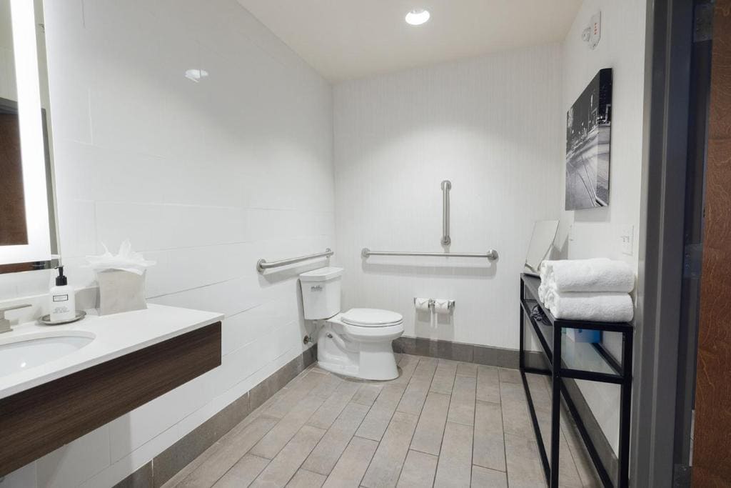 Standard Queen Room with Two Queen Beds and Mobility Accessible Tub room - Image 1