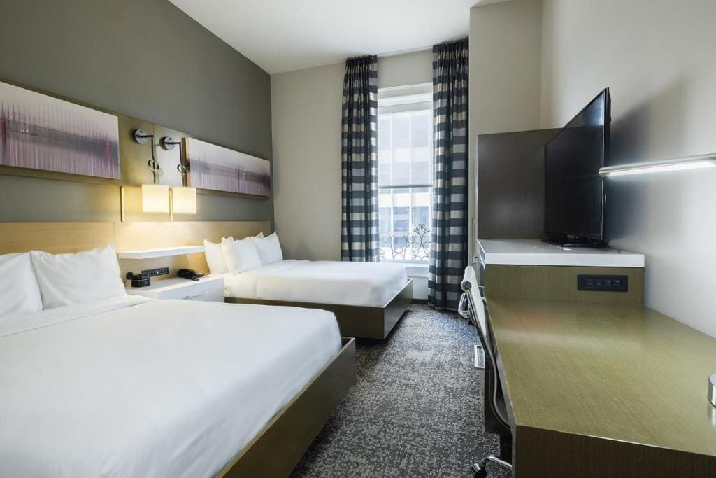 Standard Room with Two Queen Beds room - Image 2