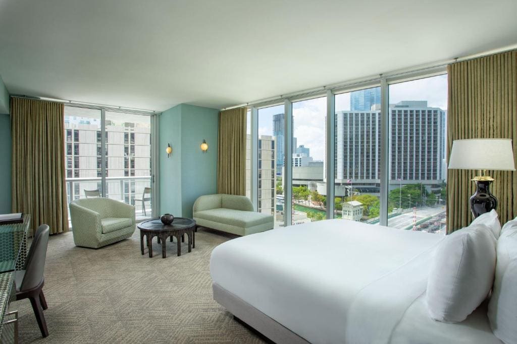 Premier King Studio Suite with Balcony - Corner room - Image 2