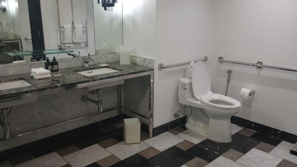 Supreme One-Bedroom Large King Suite - Mobility Accessible room - Image 1