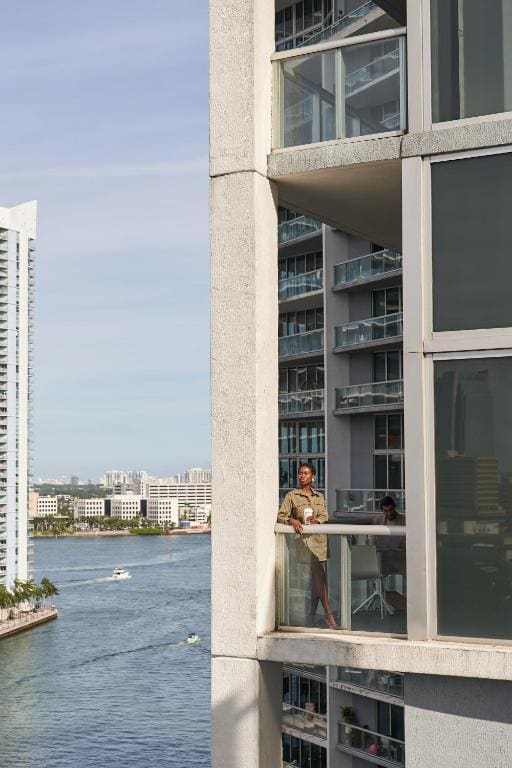 Premier King Studio Suite with Balcony - Corner room - Image 3