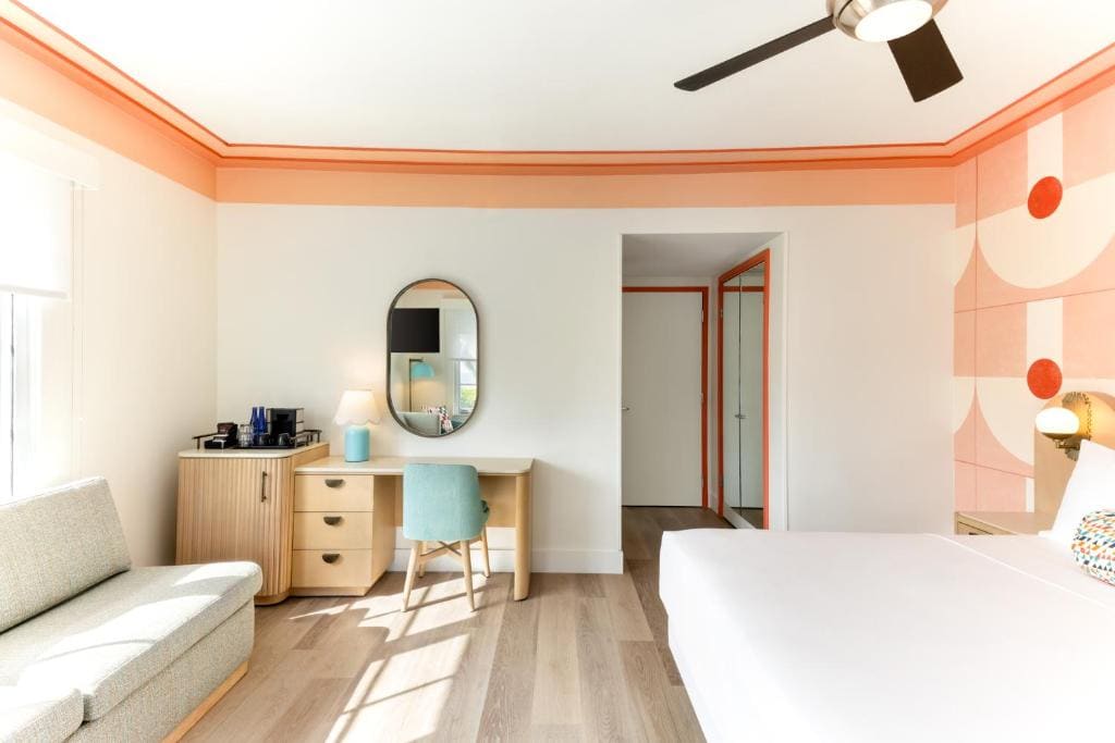 Waldorf Towers Suite room - Image 1