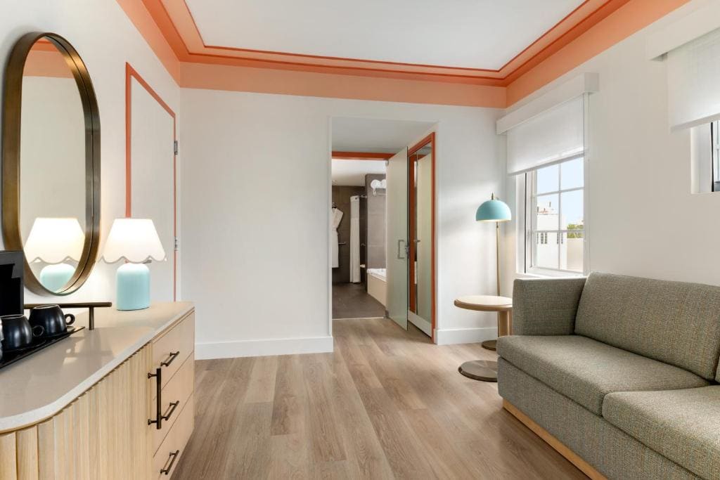 Waldorf Towers Suite ADA room - Image 2