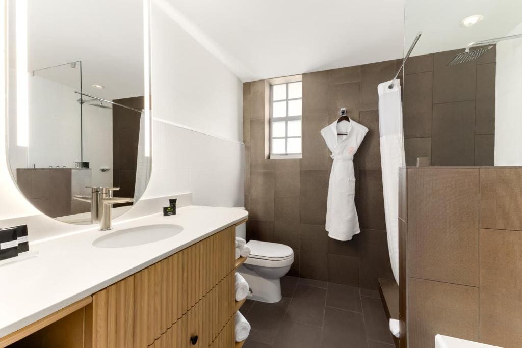 Waldorf Towers Suite room - Image 3