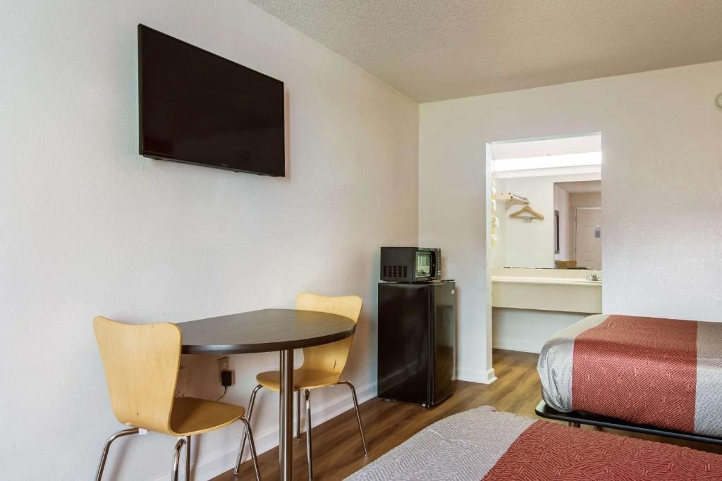 Deluxe Double Room - Non-Smoking room - Image 2