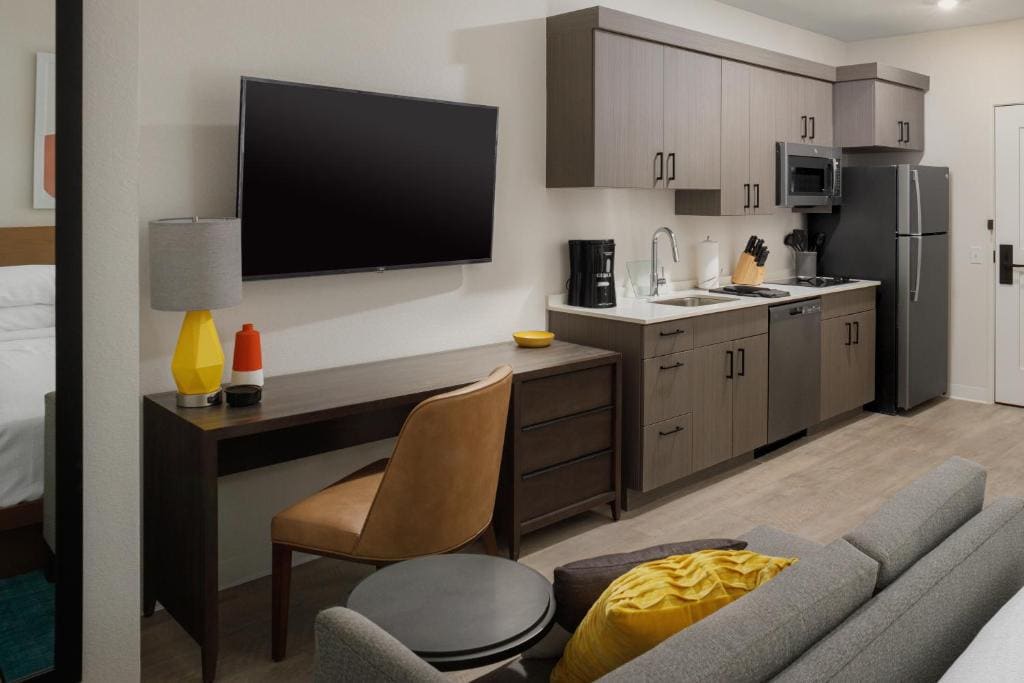 Studio Suite - King Bed room - Image 1