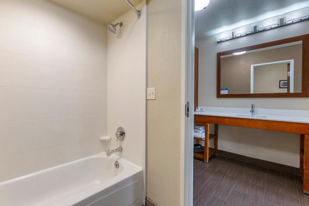 King Suite with Sofa Bed room - Image 3