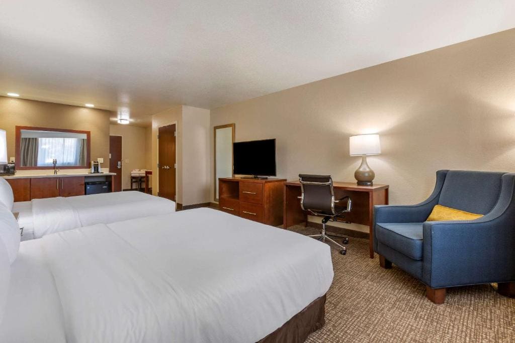 Standard Queen Room with Two Queen Beds and Roll In Shower - Accessible/Non-Smoking room - Image 2