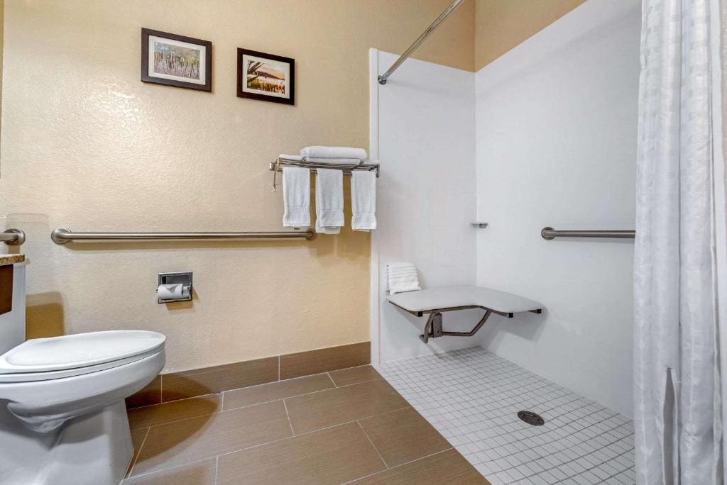 Queen Room - Accessible/Non-Smoking room - Image 1