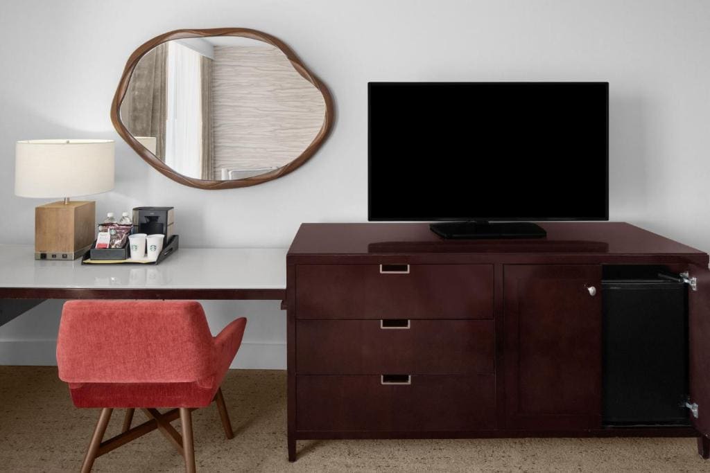 Guest Room, 1 King room - Image 3