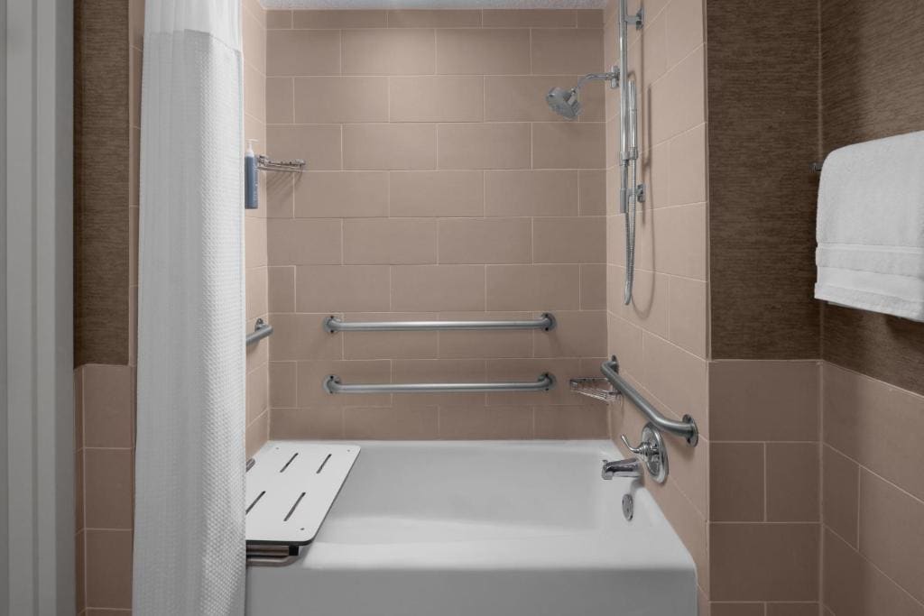 Traditional King Room with Roll-in Shower - Mobility and Hearing Accessible room - Image 1