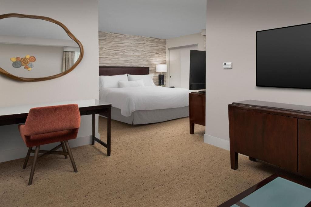 Suite, 1 King room - Image 1