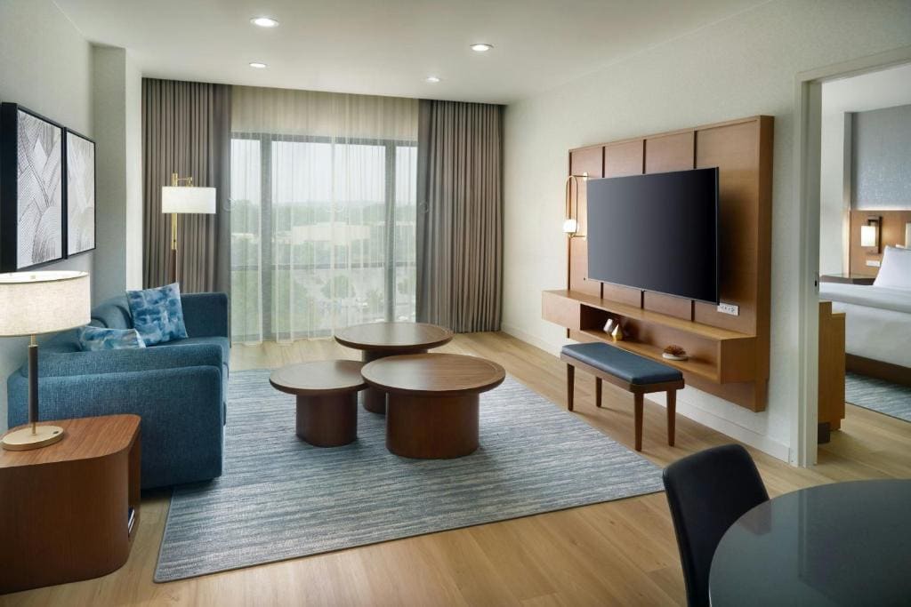 1 Bedroom Suite, 1 King, Sofa bed room - Image 1