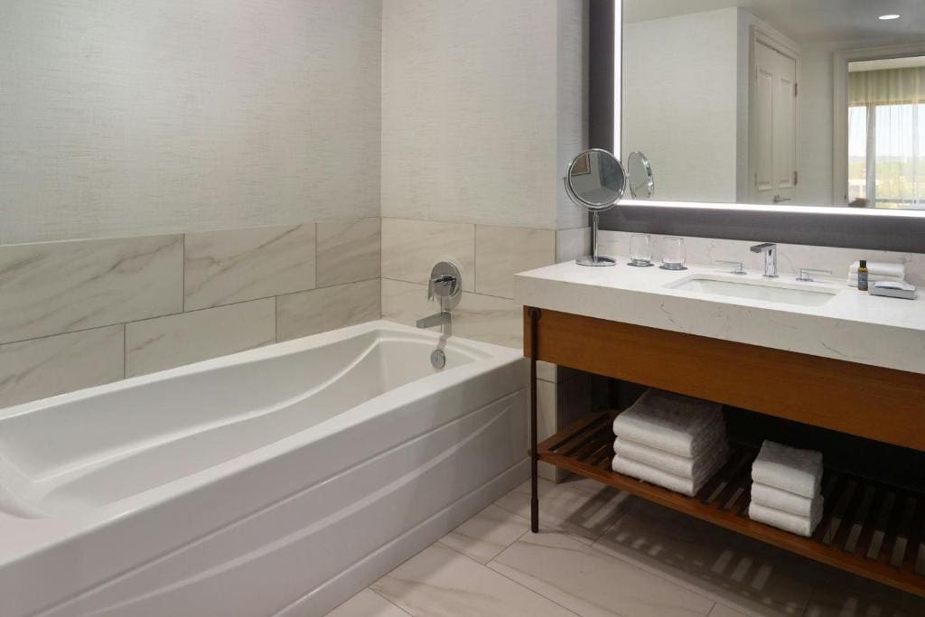 1 king and 2 queen beds, 2 Bedroom Executive Suite room - Image 3