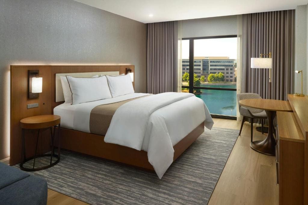Traditional, Guest room, 1 King, Sofa bed room - Image 2