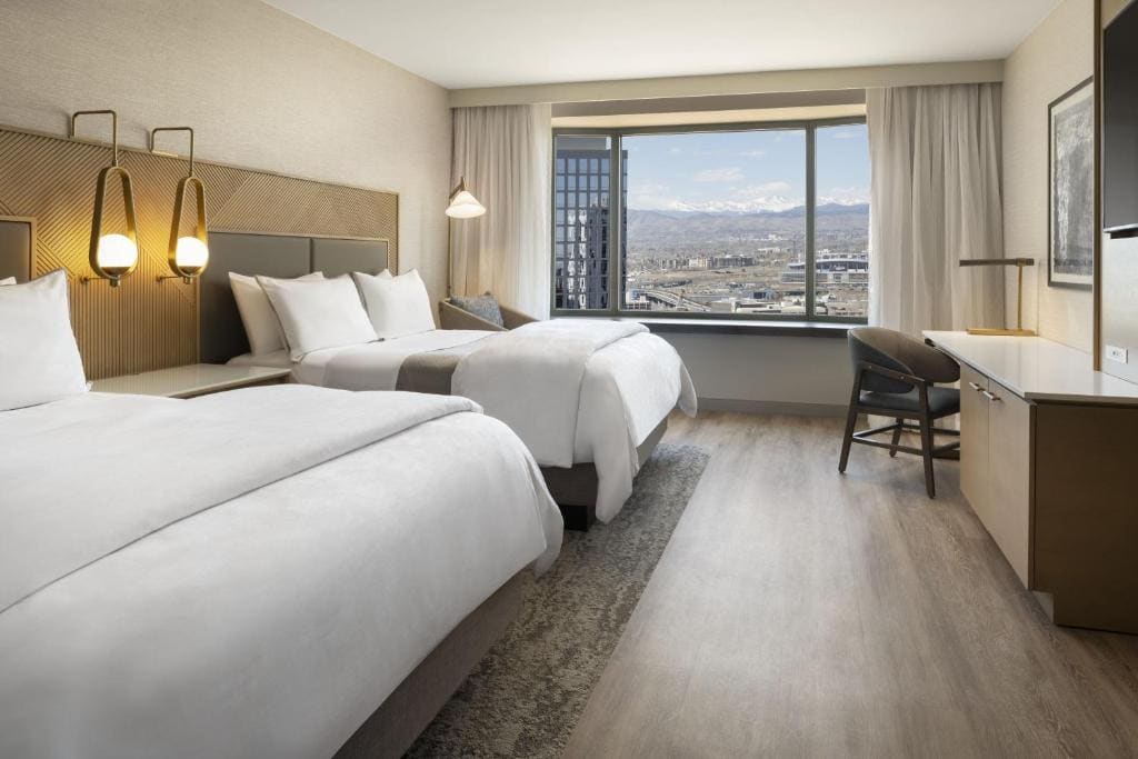 Queen Room with Two Queen Beds with Mountain View room - Image 2