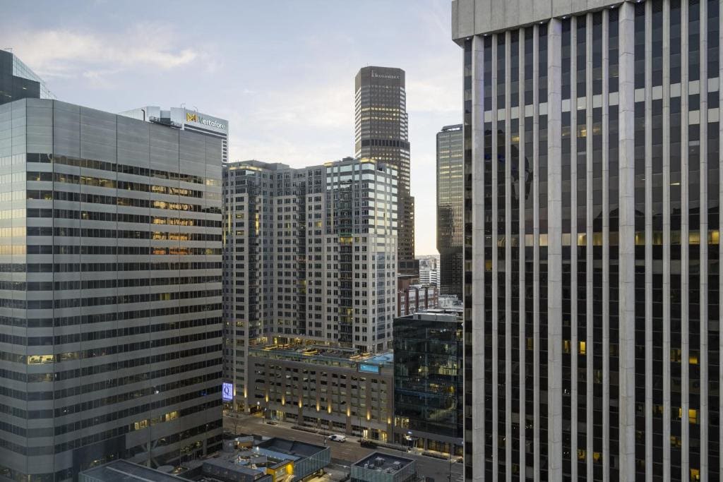 Deluxe King Room with City View room - Image 3