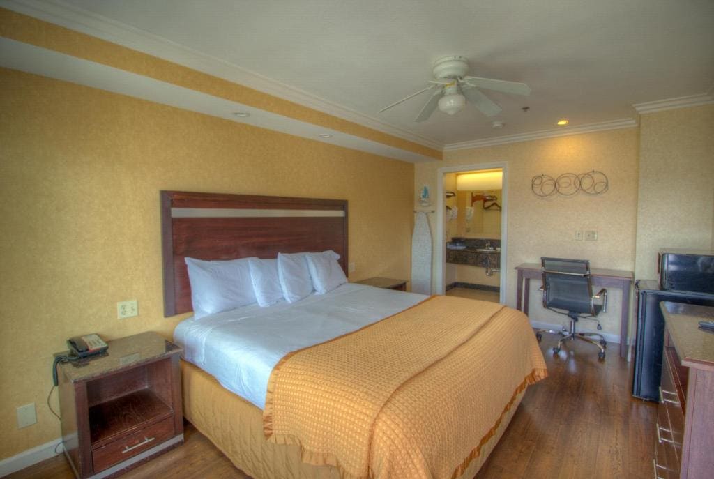 Standard King Room - Non-Smoking room - Image 1