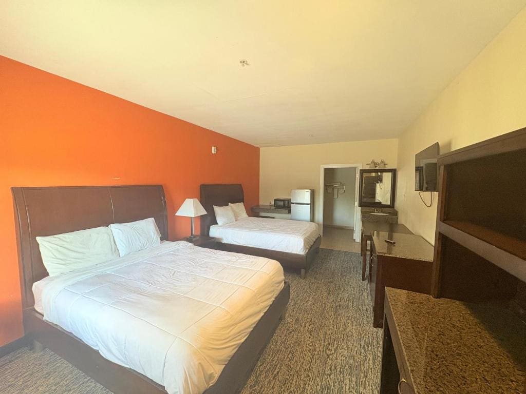 2 Queen Beds with Kitchenette room - Image 3