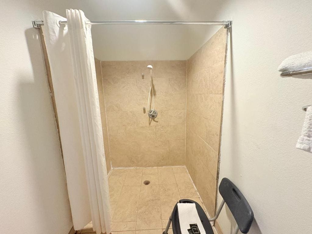 King Bed Accessible room - Image 2