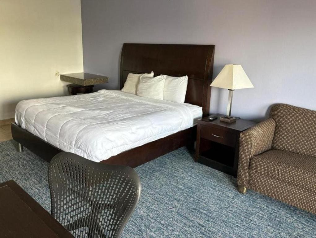 King Bed with Kitchenette room - Image 3