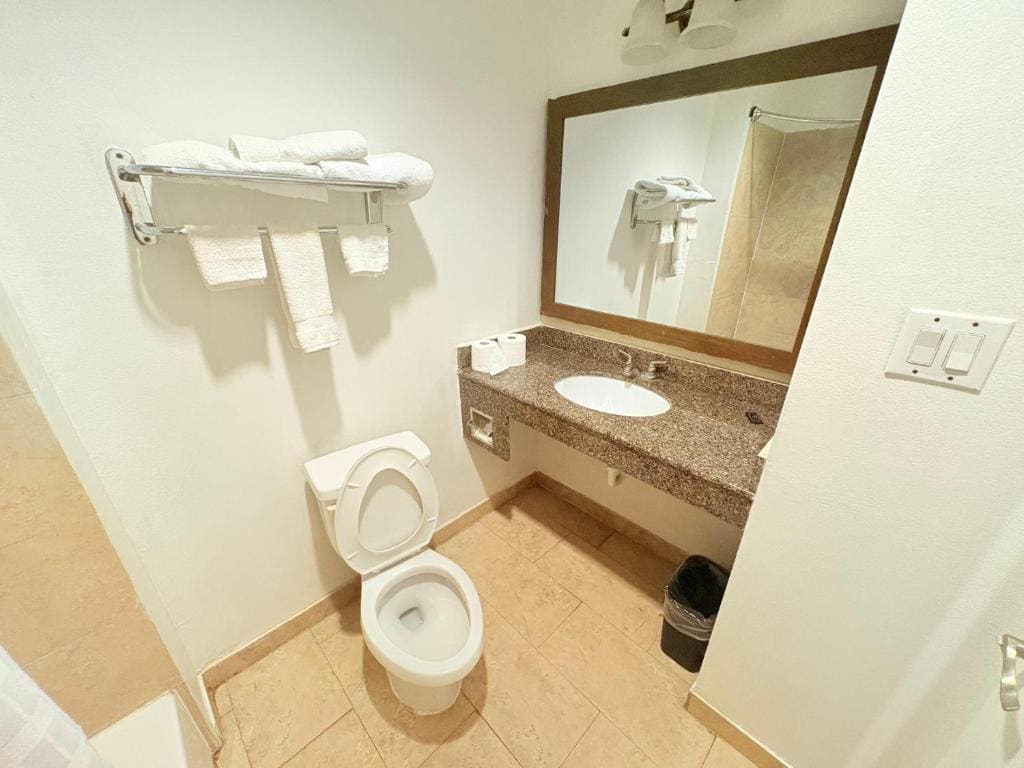 King Bed with Kitchenette room - Image 1