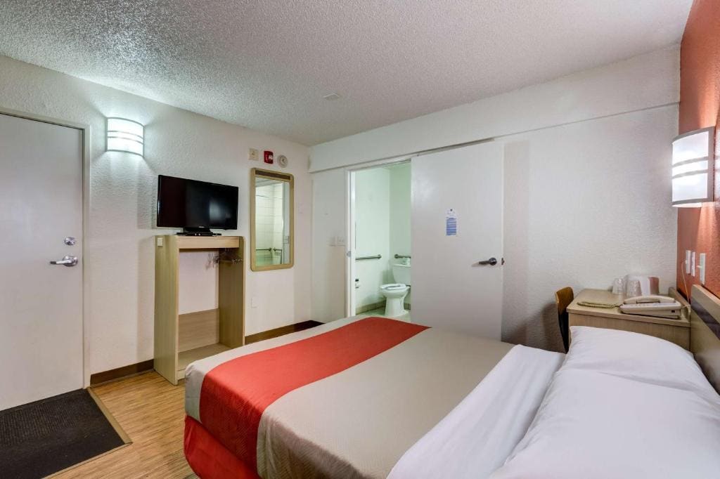 Double Room - Disability Access - Non-Smoking room - Image 2