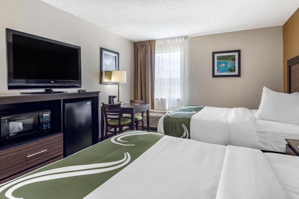 Queen Room with Two Queen Beds - Accessible/Non-Smoking room - Image 2