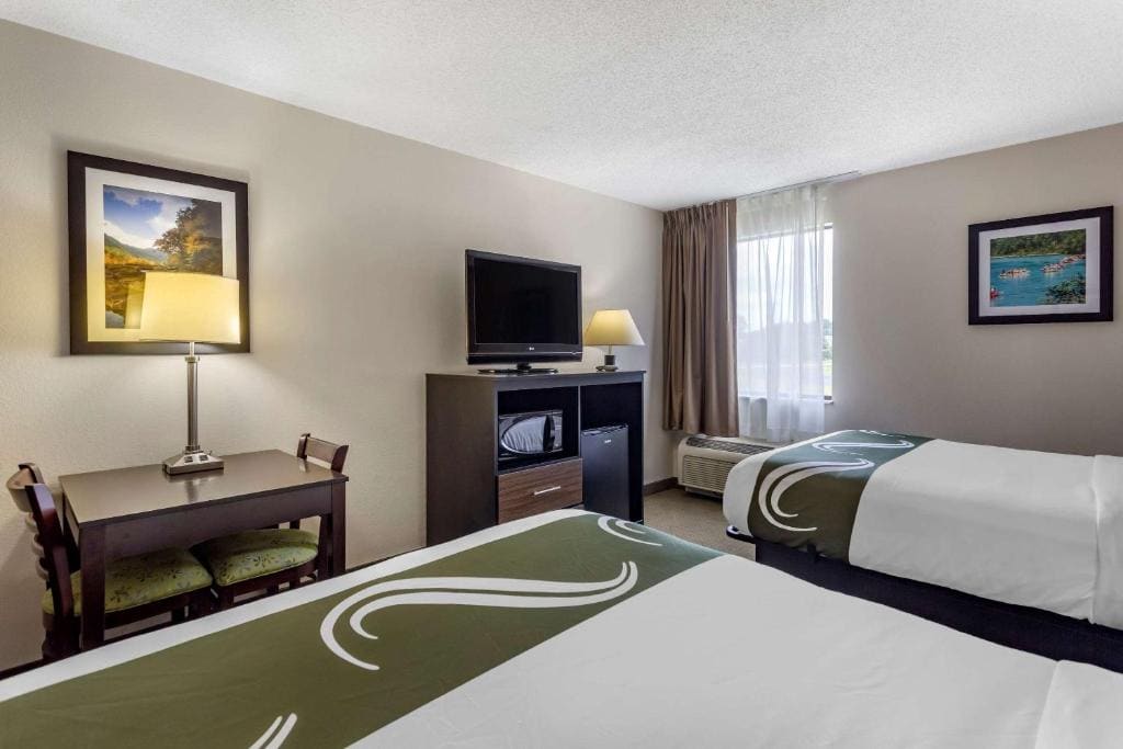 Queen Room with Two Queen Beds - Non-Smoking room - Image 3