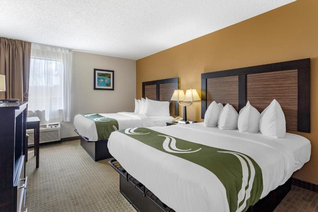 Queen Room with Two Queen Beds - Non-Smoking room - Image 2