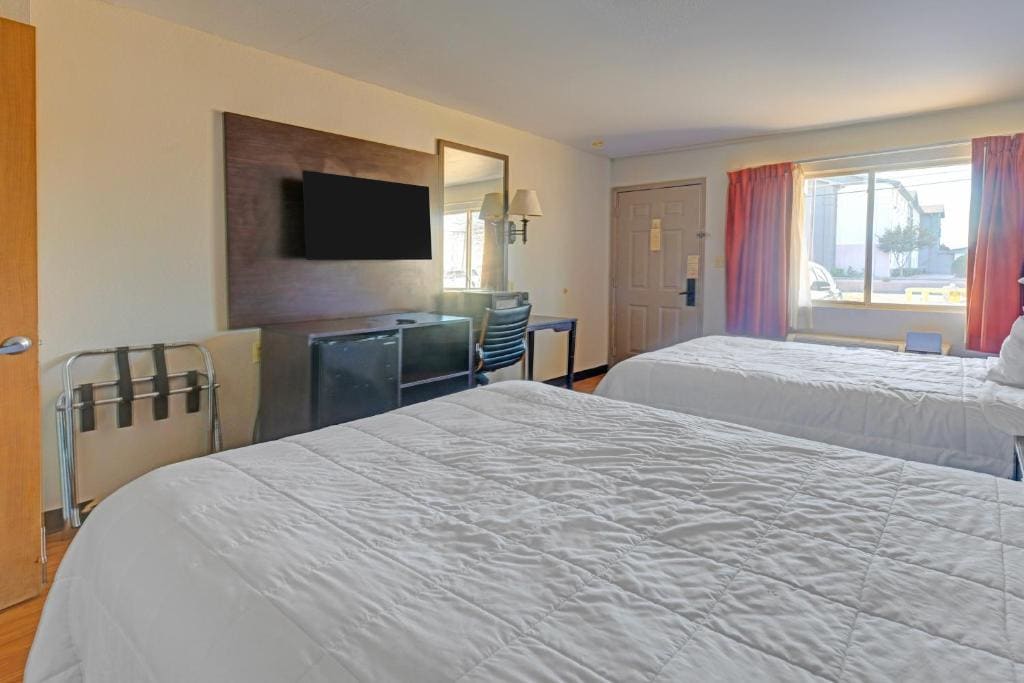2 Queen Beds Accessible Non-Smoking room - Image 3