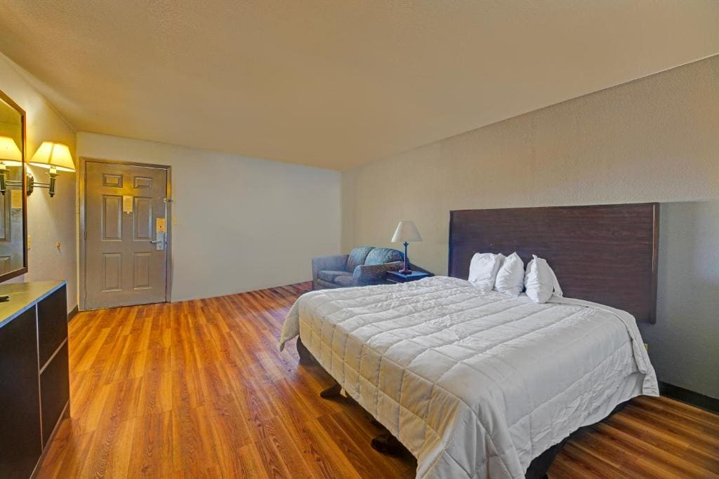 1 Suite King Bed Non-Smoking Jacuzzi Tub room - Image 3