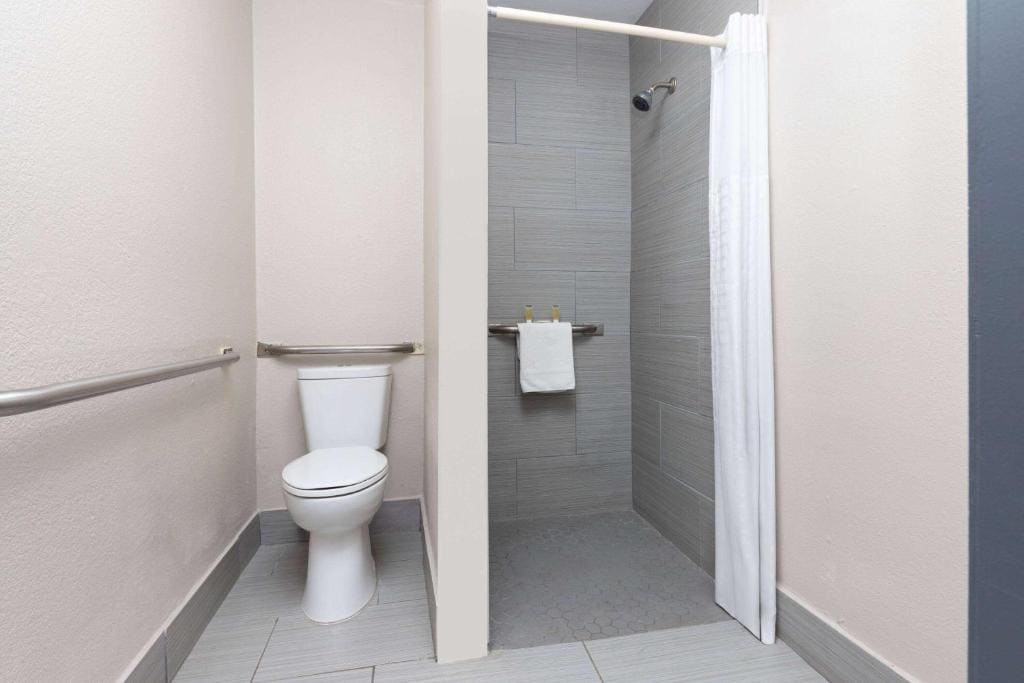 Queen Room with Roll-in Shower - Mobility Access/Non-Smoking room - Image 2