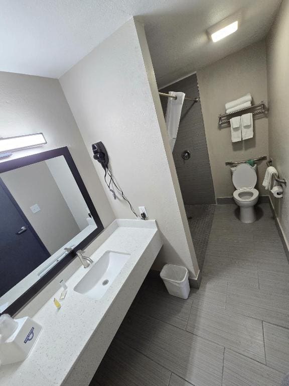 Queen Room with Roll-in Shower - Mobility Access/Non-Smoking room - Image 1