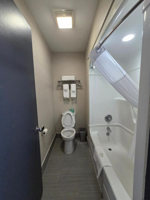 Queen Room - Non-Smoking room - Image 3