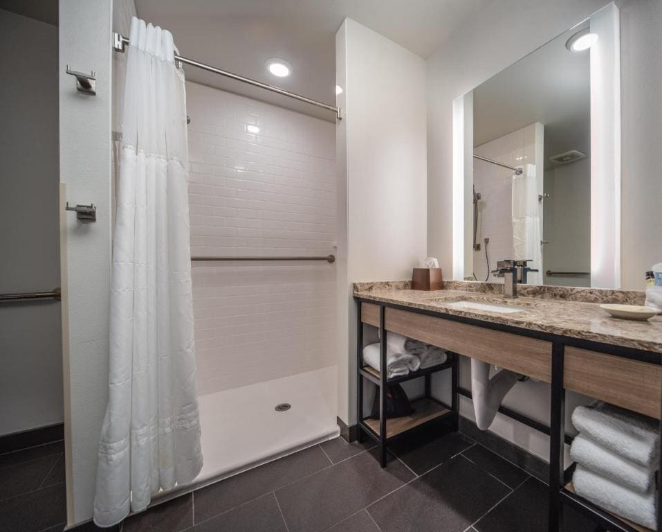 Queen Room with Two Queen Beds - Disability Access room - Image 2
