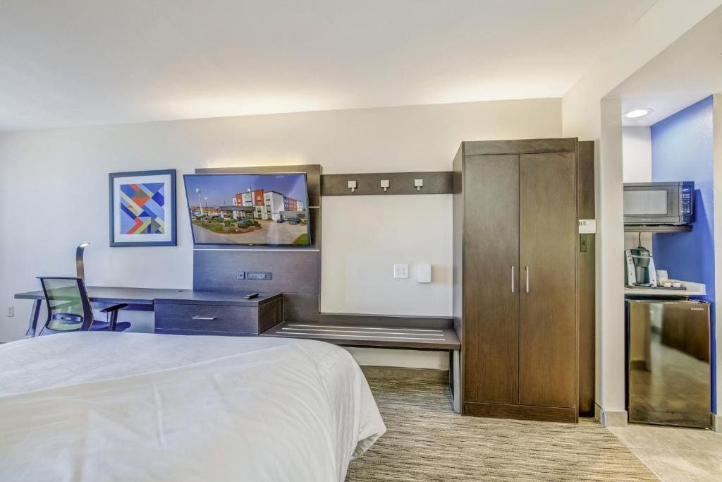 Standard Queen Room with Two Queen Beds and Mobility Accessible Tub room - Image 3
