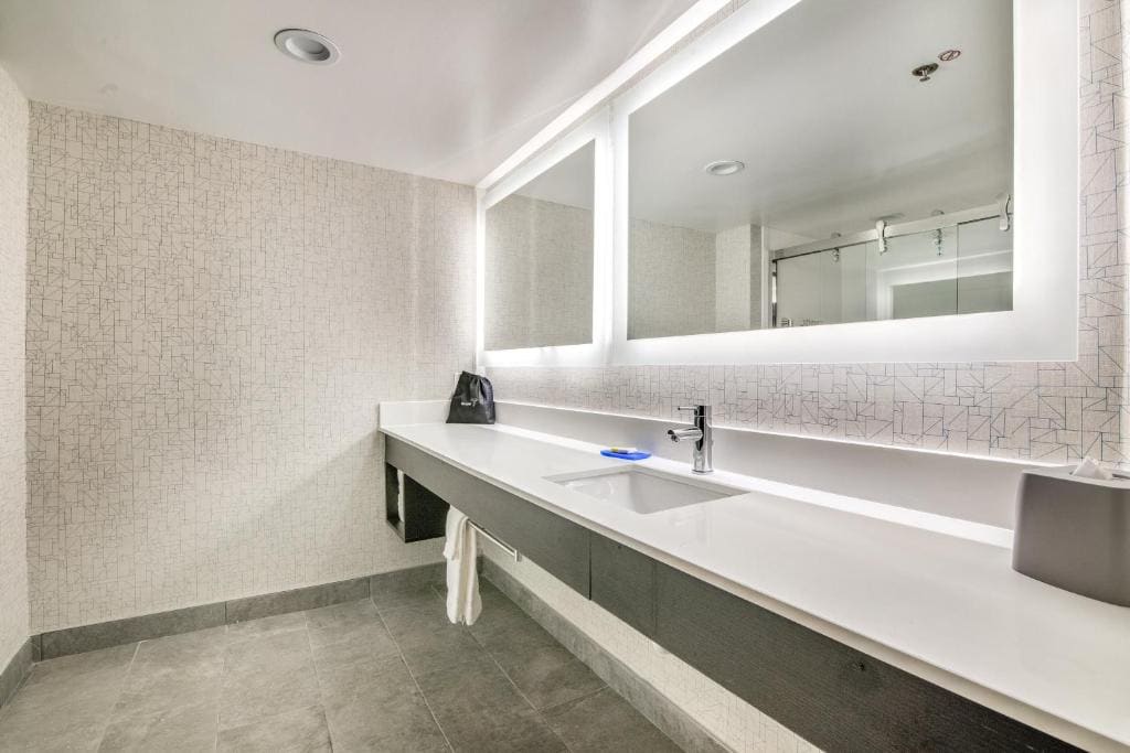 King Suite - Non-Smoking room - Image 2