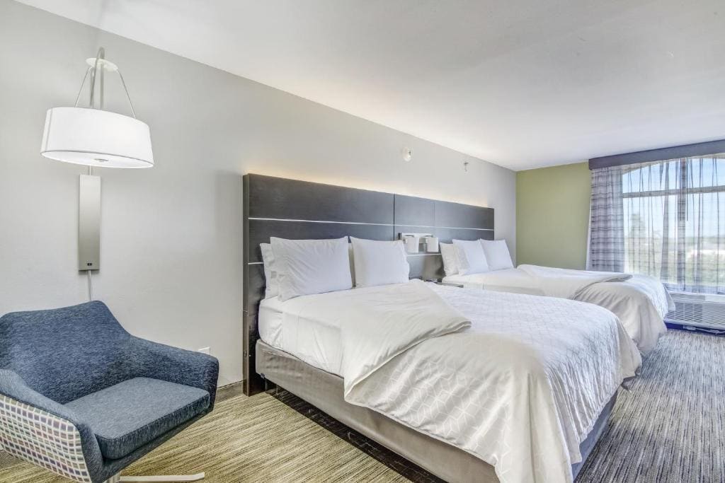 Standard Queen Room with Two Queen Beds and Mobility Accessible Tub room - Image 2