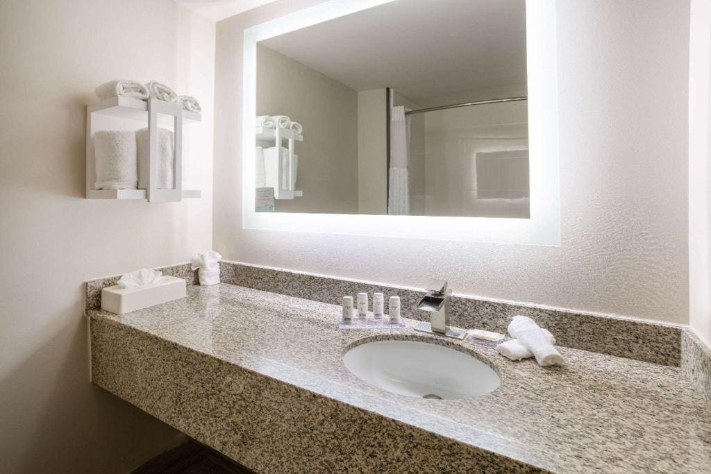 King Room - Mobility Access/Non-Smoking room - Image 3