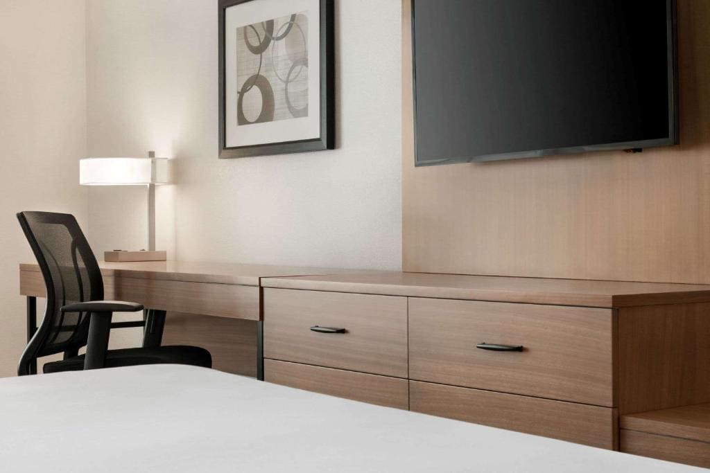 1 King Bed, Deluxe Room, Sofa Bed, Non-Smoking room - Image 2