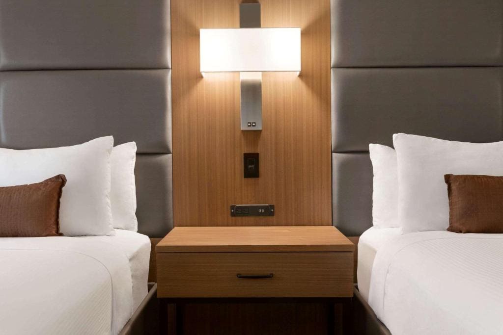 Queen Room with Two Queen Beds - Mobility Access/Non-Smoking room - Image 2