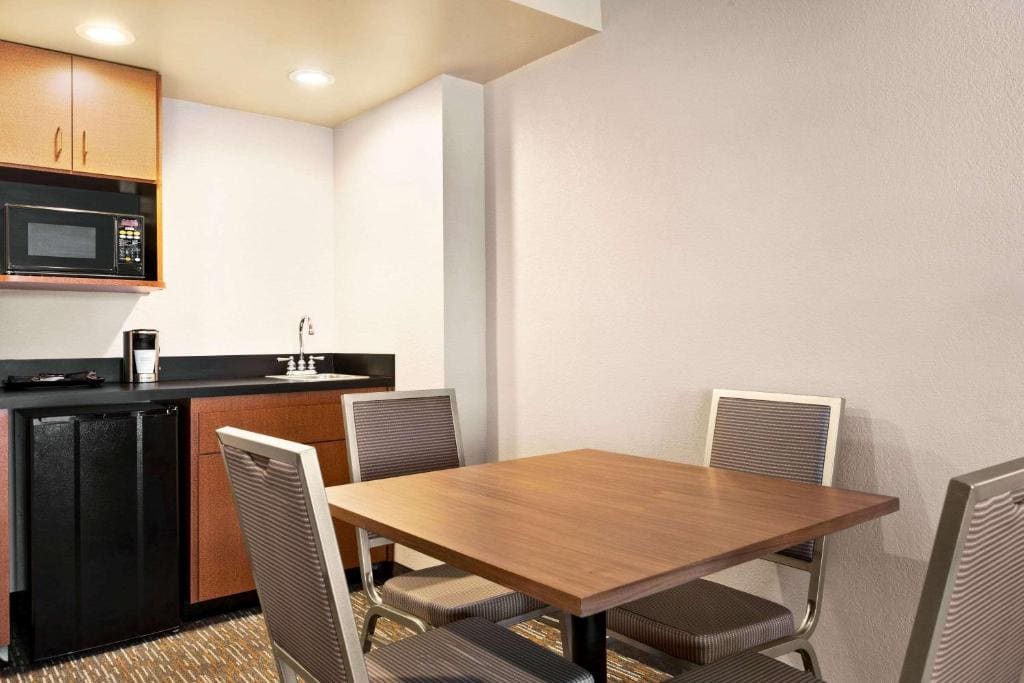 King Room, Disability Access, Non-Smoking room - Image 2