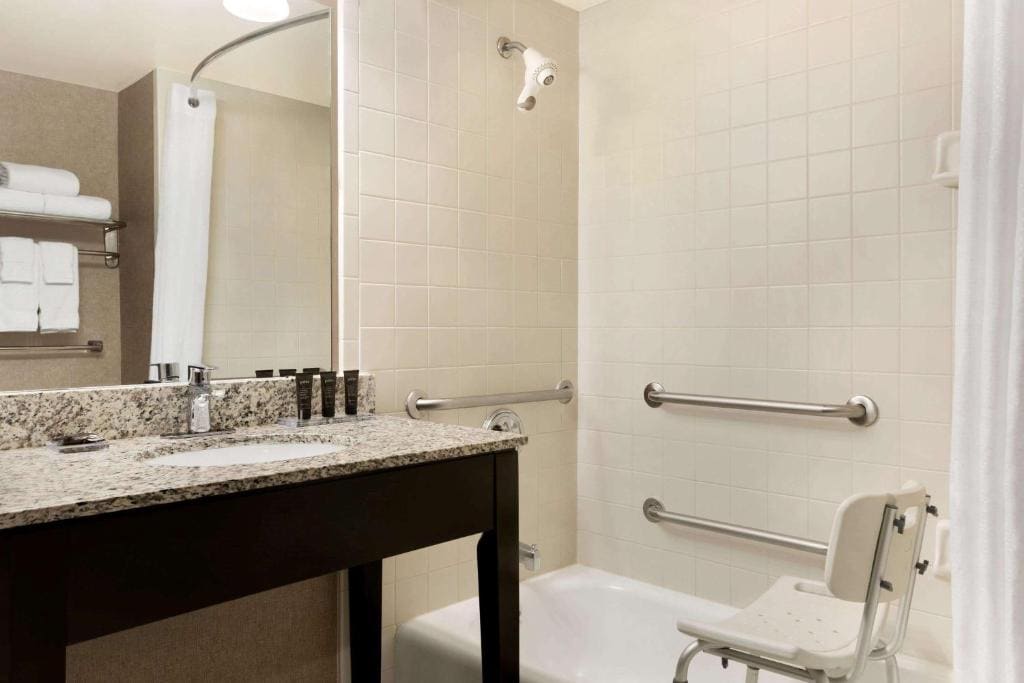 Queen Room with Two Queen Beds - Mobility Access/Non-Smoking room - Image 3