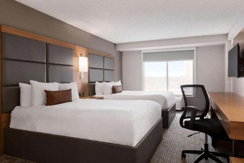 Queen Room with Two Queen Beds - Non-Smoking room - Image 2