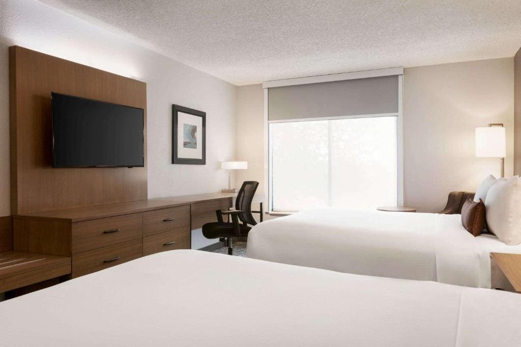 Queen Room with Two Queen Beds - Non-Smoking room - Image 3