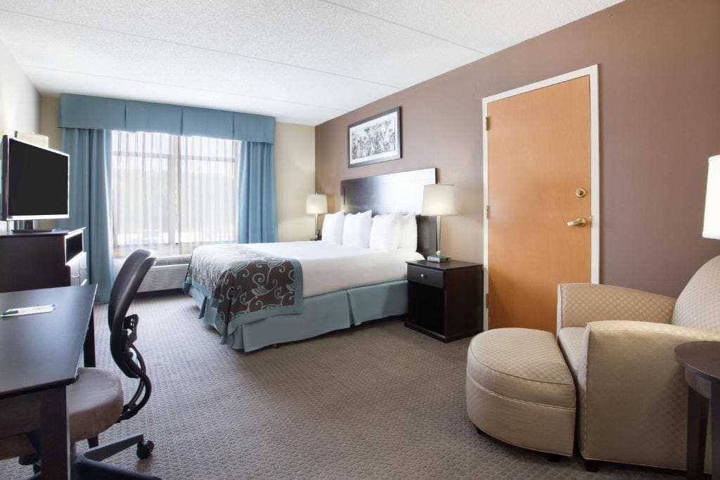 King Room - Accessible Roll In Shower - Non-Smoking room - Image 3