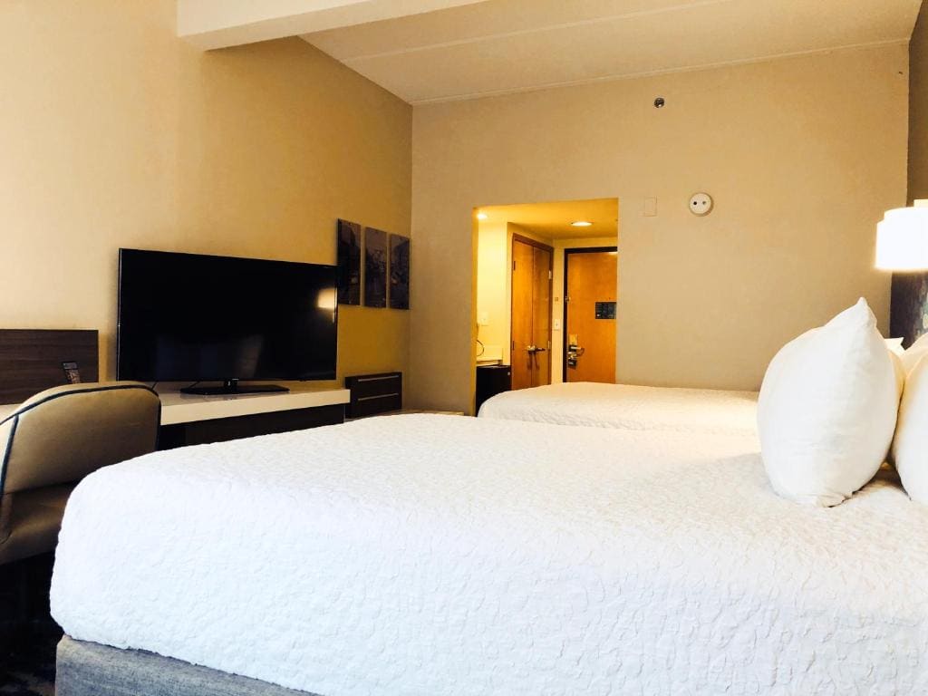 Standard Queen Room with Two Queen Beds - Non-Smoking room - Image 3