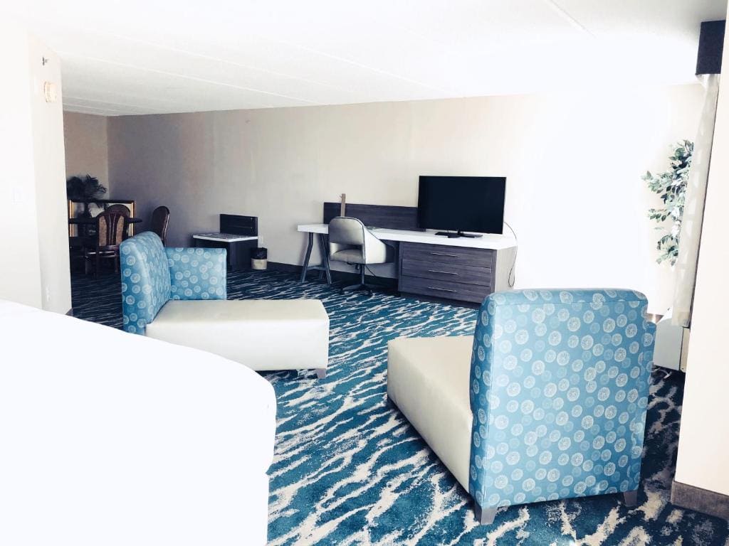 King Suite - Non-Smoking room - Image 3